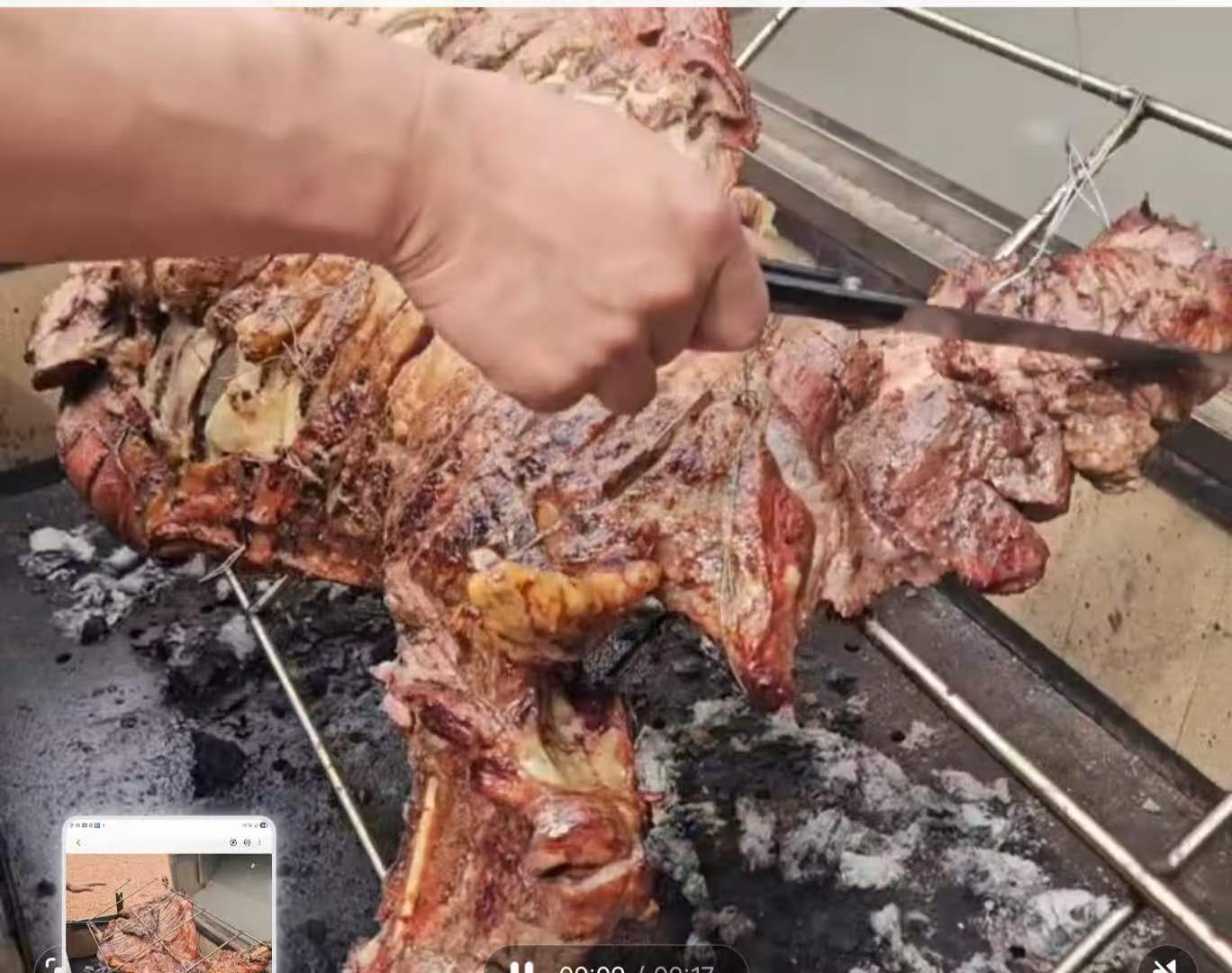 特別感たっぷりのヤギの丸焼きは、15名様以上でも楽しめる大満足のボリュームの画像